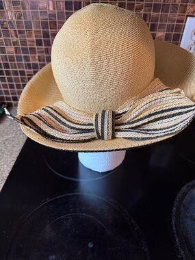 Beige Wide-Brim Straw Hat with Striped Bow Accent